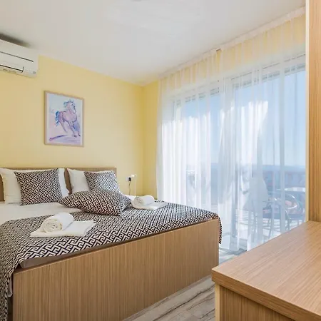 Luxury With Pool Apartment *