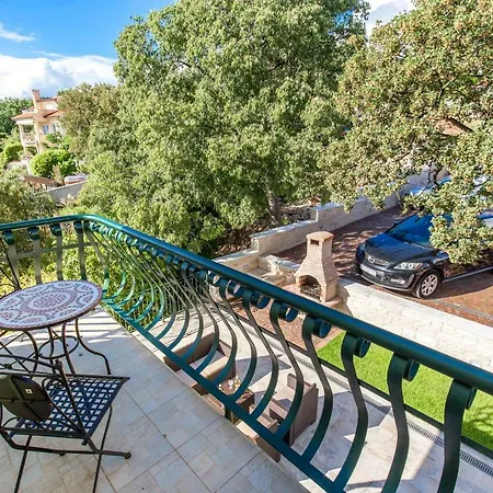 Luxury With Pool كوسترينا