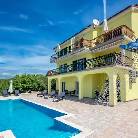 Luxury With Pool Apartment