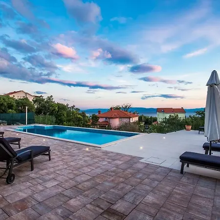 Luxury With Pool Apartment