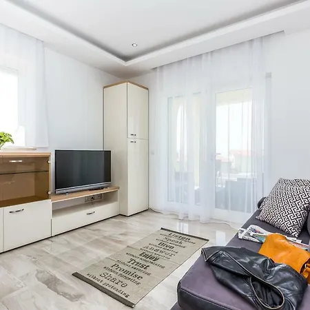 Luxury With Pool Apartment *