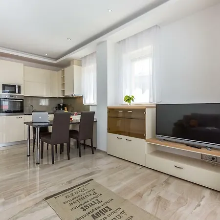 Luxury With Pool Apartment *