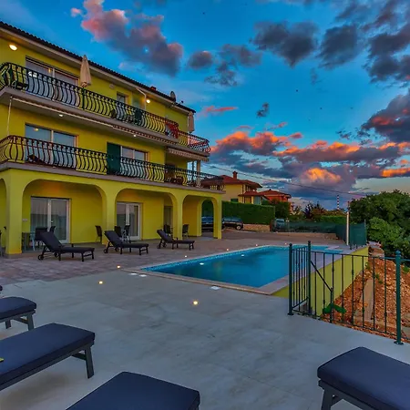 Luxury With Pool Apartment