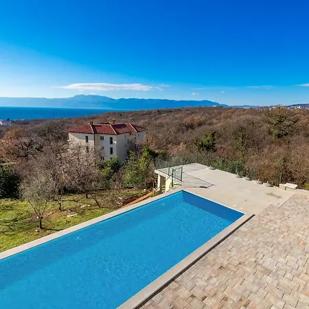 Luxury With Pool Apartment