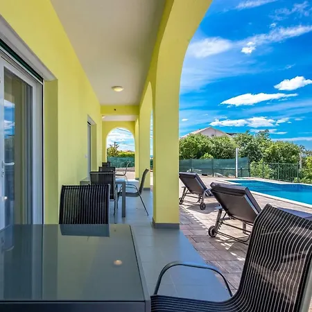 Luxury With Pool شقة *