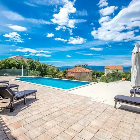 Luxury With Pool شقة *