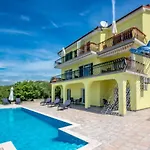 Luxury With Pool 아파트