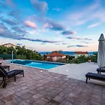 Luxury With Pool Apartment