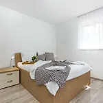Luxury With Pool 아파트