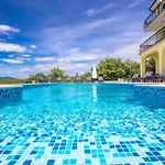 Luxury With Pool Apartment *