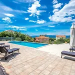 Luxury With Pool Apartment *