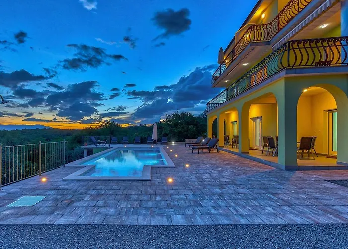 Luxury With Pool Кострена