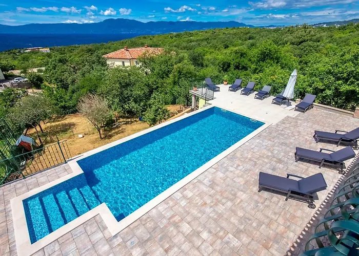 Luxury With Pool Кострена